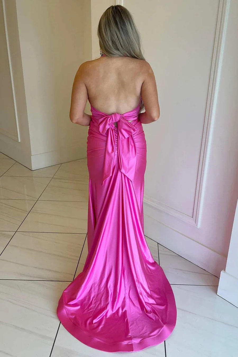 Vestido de fiesta de sirena con cuello halter y lazo en la espalda